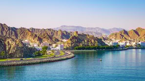 Vista da Cidade de Muscat chegando de navio.
