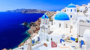 Vista de Santorini ao fundo mar azul.