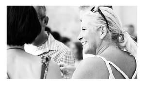 sourires et regards lors du cocktail
