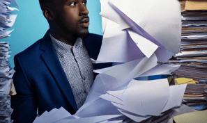 entrepreneur sous les papiers