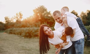 Família feliz em dia ensolarado