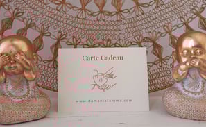 Une carte cadeau à offrir, mise en valeur dans un décor raffiné et inspirant.