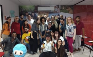 grupo de pessoas reunidas após palestra de criatividade do Dojô de Criatividade