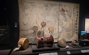 Display case with drum selection