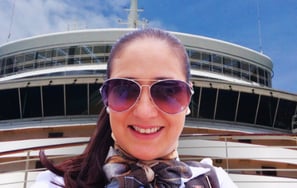 Foto da autora na proa do navio.