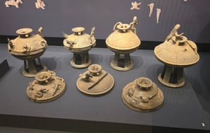 Figurine decorative lids