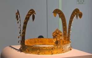 Gaya gold crown