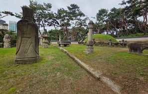 Queen Jeonghyeon tomb area