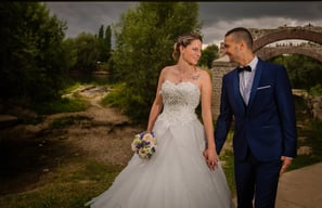 couple, main dans la main, chemin de campagne, paysage pont, mariage, smoking, bouquet de fleurs, henrickphoto