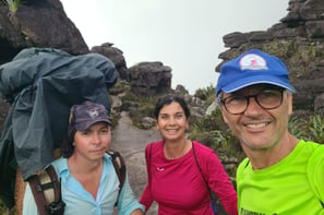 turistas italianos llegando a la cima del Tepuy Roraima