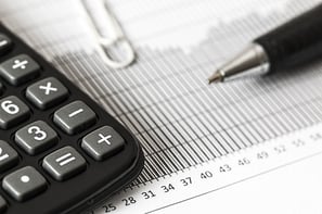 Taschenrechner, Millimeterpapier und Kugelschreiber