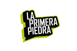 Logo de la primera piedra radio podcast de color verde negro y blanco
