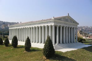 Templo grandioso dedicado à deusa Ártemis em Éfeso, uma das 7 Maravilhas do Mundo Antigo, com coluna