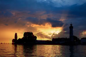 Lindau am Bodensee – berühmter Leuchtturm und Hafenansicht