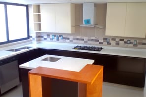 Cocina barnizada semi mate chocolate y beige