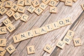 Schulz & Partner Scrablesteine mit dem Wort Inflation