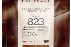Croustilles de couverture de chocolat au lait belge de qualité supérieure produites par Callebaut. C