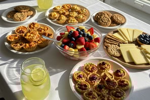 uma mesa com pratos de comida e bebidas