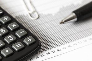 Taschenrechner, Millimeterpapier und Kugelschreiber