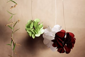 LAMELLA PAPYRUS farbenfrohe hängende Dekoration aus Draht und Papier Blumen Blätter Bambus tropisch Blüten rot weiß grün bunt