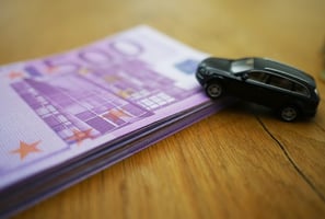 Schulz & Partner Stapel mit 500 Euro Schienen und Spielzeugauto