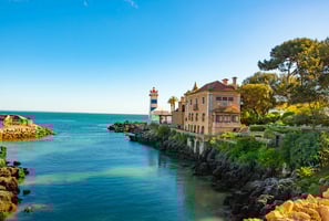 Vue sur la Casa de Santa Maria et du phare de Santa Marta à Cascais, Portugal