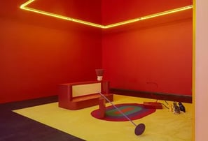 Salon rojo y amarillo con alfombra de colores sillon rojo y luces amarillas