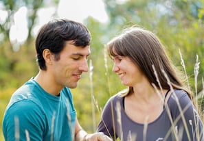 photo de couple souriant en extérieur