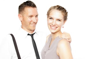 Portrait de couple souriants sur fond blanc