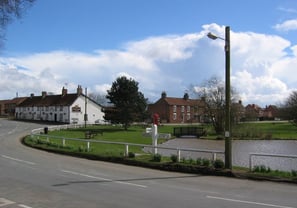 Wold Newton : Stephen Horncastle, CC BY-SA 2.0, via Wikimedia Commons
