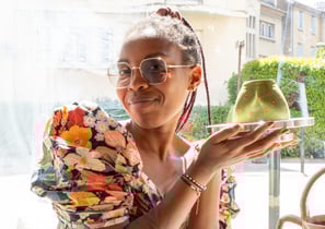 femmes posant avec sa céramique peinte