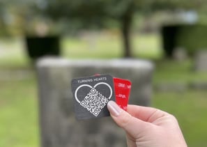 prisiminimų medalionas lentelė su qr kodu apie artimą žmogų išėjusį anapilin