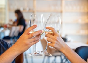 trinquer avec des verres de vins blanc