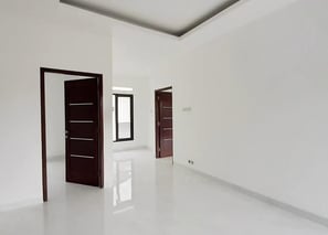 ابواب بنية وجدران بيضاء