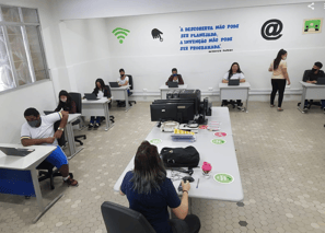 Alunos da escola Sesc Ceará em projeto de cultura digital e desenvolvimento tecnológico com Jailana