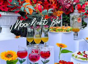 vin d’honneur mariage de cocktails jolie avec fruits et fleurs