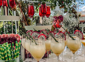 vin d’honneur mariage de cocktails jolie avec des fleurs