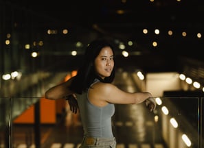 fotografía en ambiente urbano de una modelo y fondo difuminado