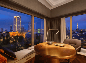 Hotelzimmer mit Blick auf die Skyline in Frankfurt