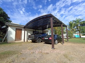 Carport reposant sur des pieux vissés
