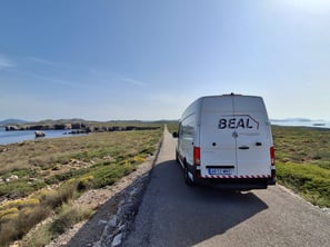 Furgoneta BEAL en ruta en menorca