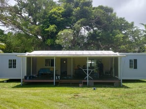Maison modulaire reposant sur des vis de fondation