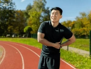 un homme avec des douleurs ou une gene