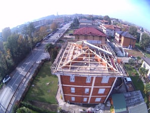 un tetto di un edificio in ristrutturazione