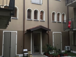 foto di ingresso di una corte ristrutturata