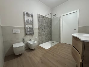 foto di un bagno moderno ristrutturato