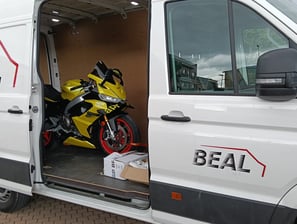 Furgoneta BEAL transportando motocicleta
