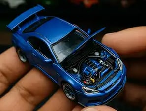 Carro de juguete que se le ve el motor