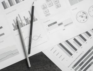 Papel com dados de benchmark e lápis