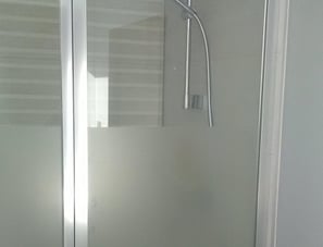 Douche dans une pièce mansardé, paroi fixe avec volet mobile